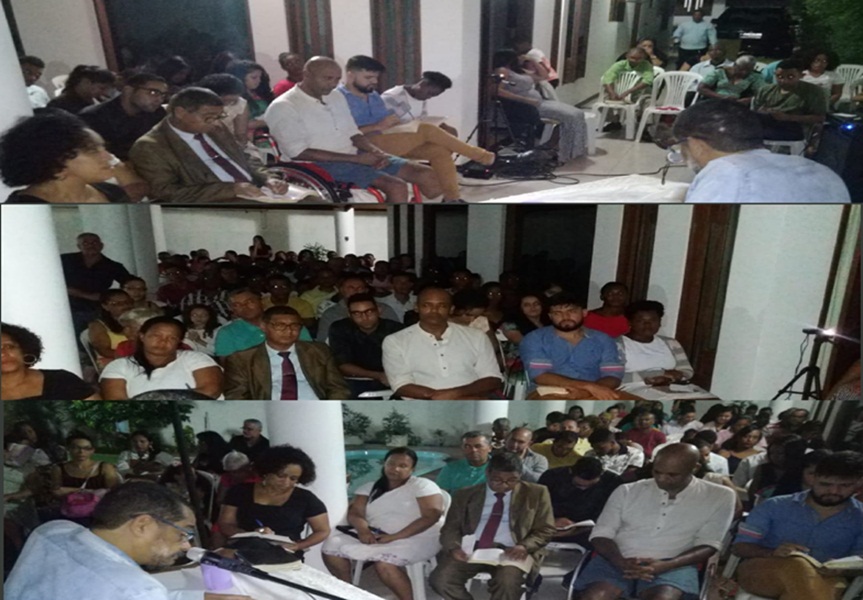 Culto contou com gente de muitas bandeiras de igreja; Franco garante porem que não tem pretensão alguma de ‘abrir igreja qualquer’, mas apenas cumprir seu ‘chamado’, que é reportar ao povo o que recebe de Deus e depois mandar de volta cada um 'mais edificados'  para ‘suas igrejas’. Foto - Moisés Franco/CFF